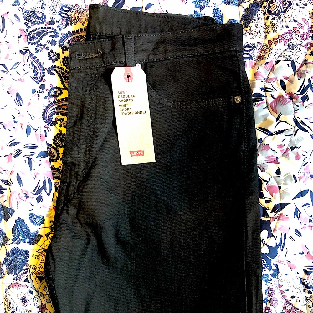 MENS 505 LEVI’S SHORTS. Waist: 36. NEW. Black denim, comfy stretch, knee length.